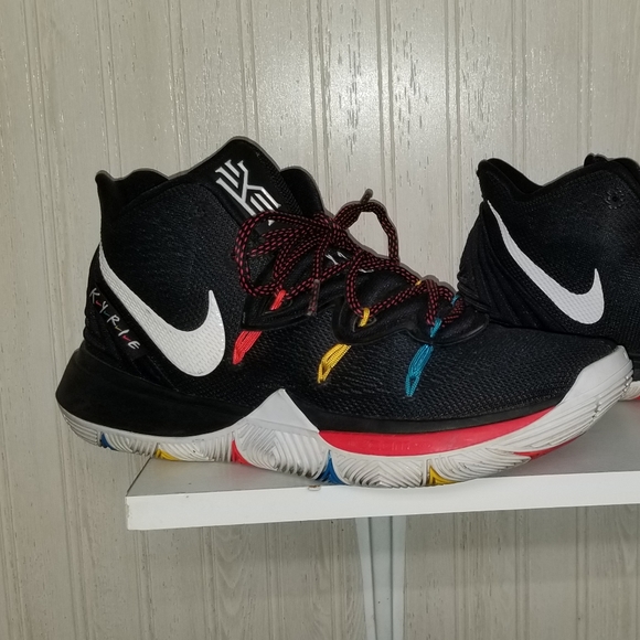 Nike Kyrie "Friends" - Picture 5 of 8